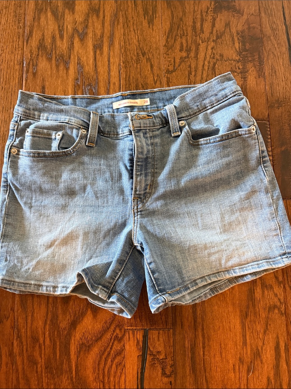 Levi’s EUC Size 28 Light Wash Denim Women’s Shorts